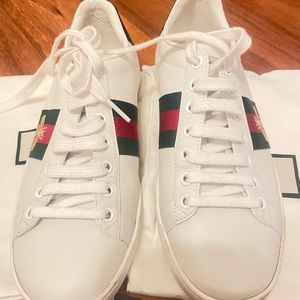 Size 6 Comes with box. Lightly worn.